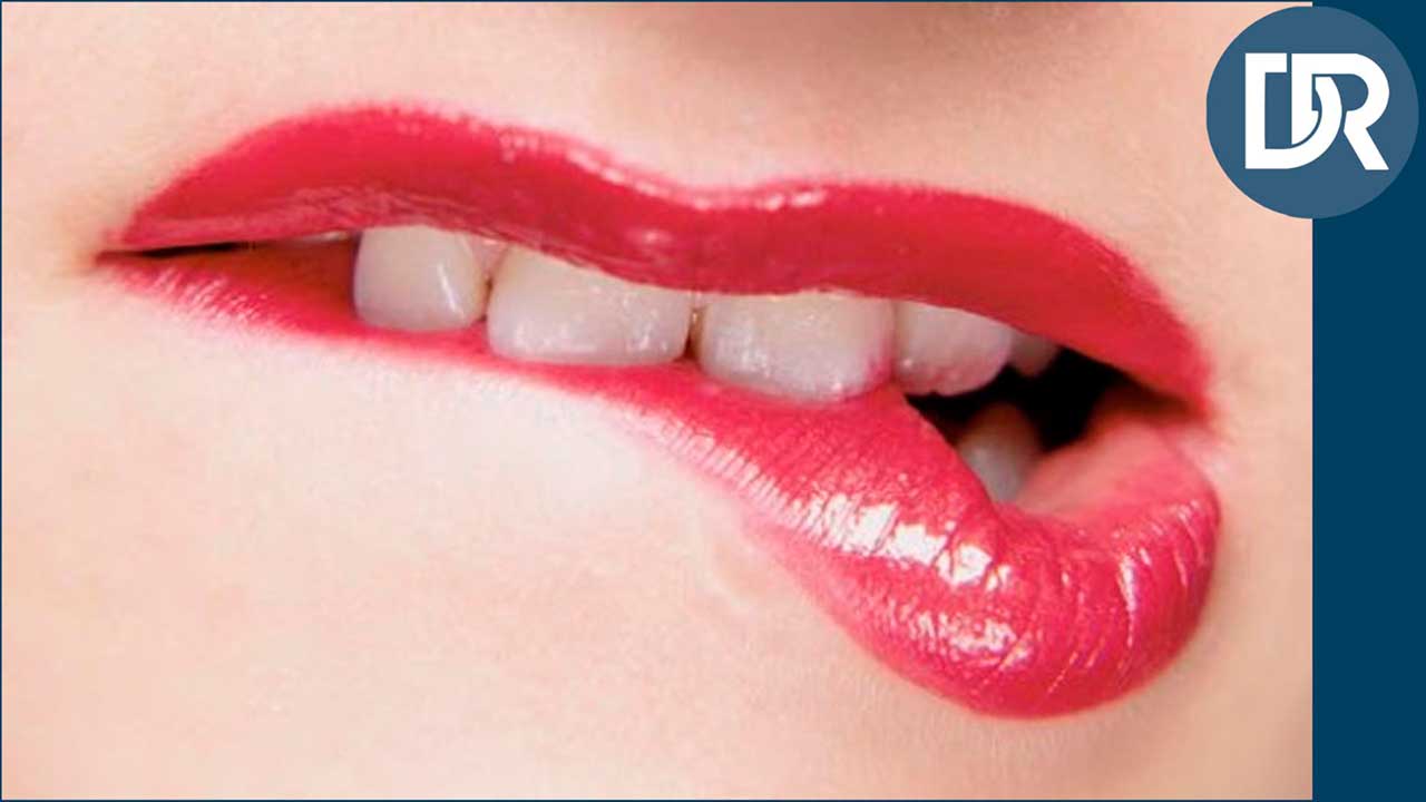 Јазикот на телото Гризење усни (израз на лицето.)