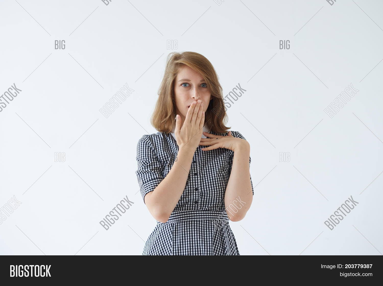 Zakrývanie úst šatami Jazyk tela (porozumieť gestu)